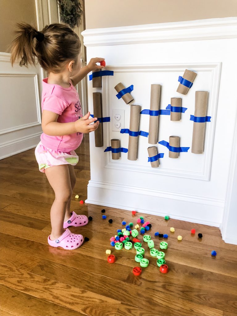 Fine motor developmental toddler activity to keep your toddler busy, learning & having fun. Easy & quick set up and cheap materials make for a great sensory activity for your little one.