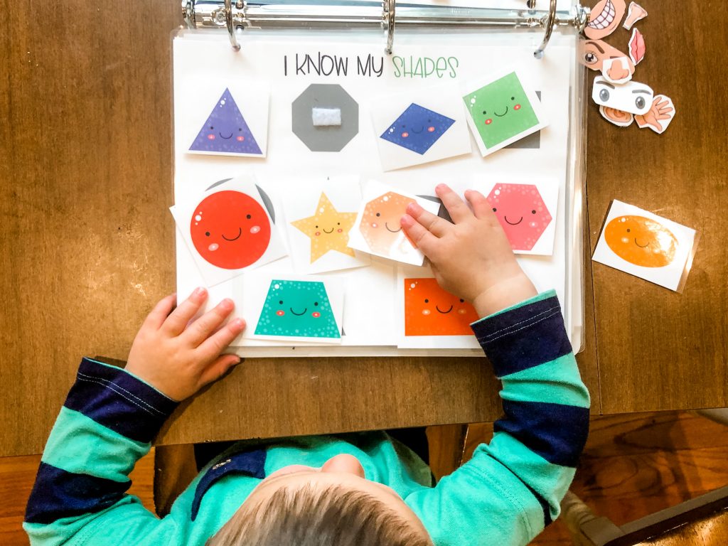 Make a busy binder for your toddler or preschooler to help them learn new concepts. DIY the quiet book for your child with velcro and a binder.