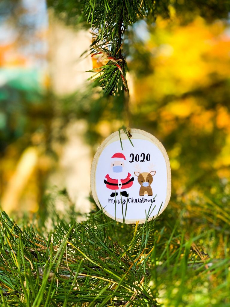 Since Christmas is right around the corner, I thought it would be a perfect time to do a fun round-up of some of the easiest DIY Christmas ornaments for kids.