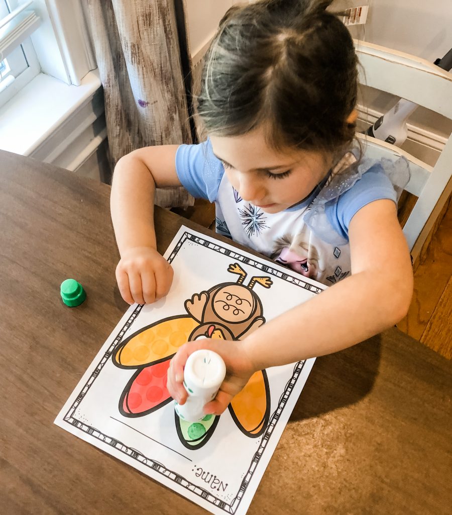 Teach your toddlers and preschoolers to learn and identify colors with this turkey color matching activity free printable for Thanksgiving