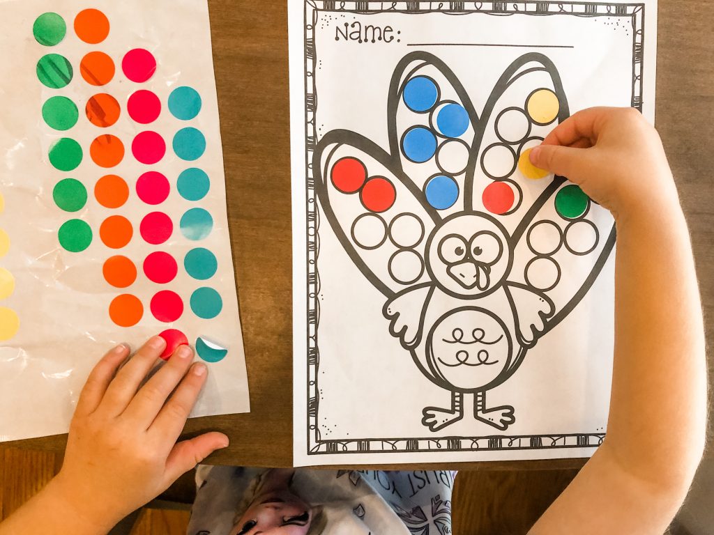 Teach your toddlers and preschoolers to learn and identify colors with this turkey color matching activity free printable for Thanksgiving