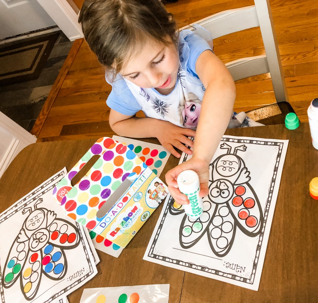 Teach your toddlers and preschoolers to learn and identify colors with this turkey color matching activity free printable for Thanksgiving
