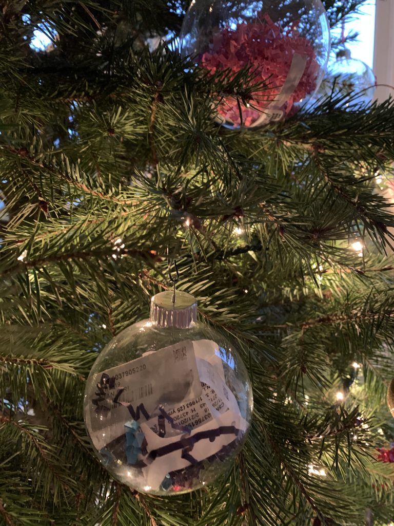 Since Christmas is right around the corner, I thought it would be a perfect time to do a fun round-up of some of the easiest DIY Christmas ornaments for kids.