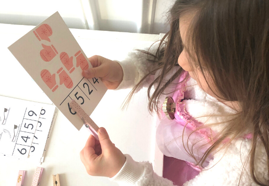 This free printable winter activity involves counting, fine motor skills, & learning for toddlers & preschoolers learning number recognition