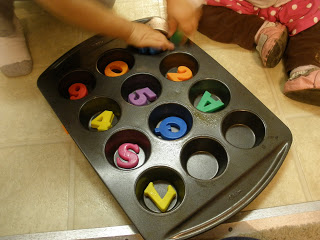 Use these simple muffin tin activities to come up with new ways to teach your toddlers & preschoolers. Using household items your child can learn new skills
