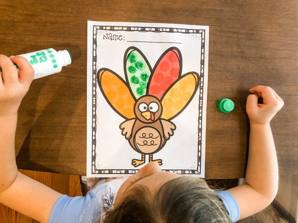 Teach your toddlers and preschoolers to learn and identify colors with this turkey color matching activity free printable for Thanksgiving