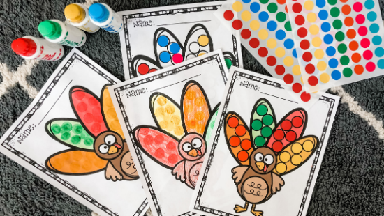 Teach your toddlers and preschoolers to learn and identify colors with this turkey color matching activity free printable for Thanksgiving