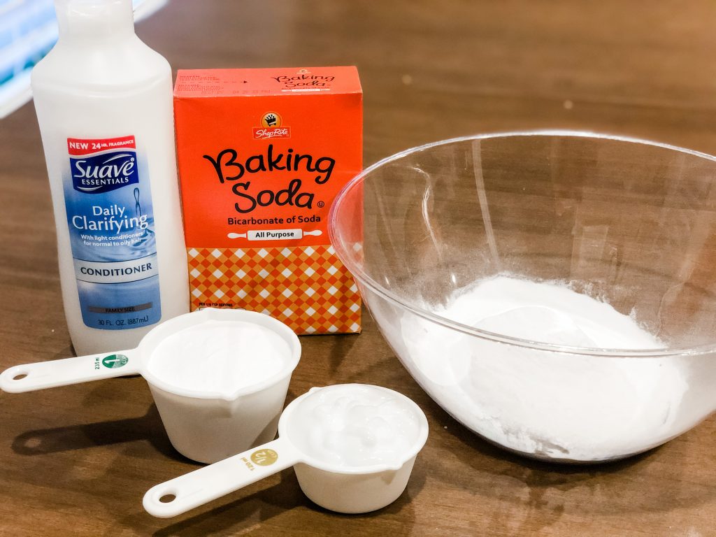 Winter is here and there has never been a more perfect time for this pretend snow. Use fake snow for sensory play with your toddler or preschooler.
