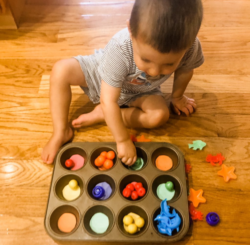 Sorting colors is a quick and simple activity to do with your toddler- they will have so much fun, they will not even notice how much learning is going on! This is an easy activity for toddlers and preschoolers to learn colors and learn how to match and sort colors. 