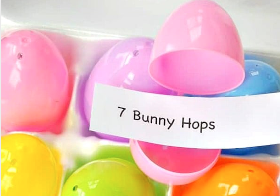 Easter is the perfect opportunity to prepare activities for your toddler. Here are the best toddler Easter activities on the internet. They focus on sensory, fine motor skills, gross motor skills, and language for your toddler's development.