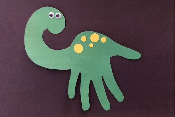 If your preschooler loves dinosaurs, you will find plenty of ideas in this collection of dinosaur activities for toddlers and preschoolers! 