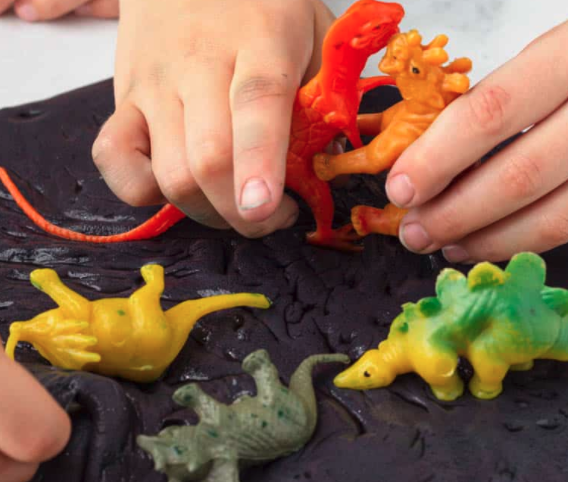 If your preschooler loves dinosaurs, you will find plenty of ideas in this collection of dinosaur activities for toddlers and preschoolers! 