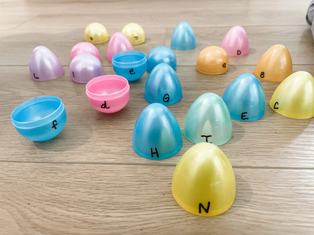 Here is a simple, no-mess, low-prep Easter egg letter matching learning activity for preschoolers and toddlers.